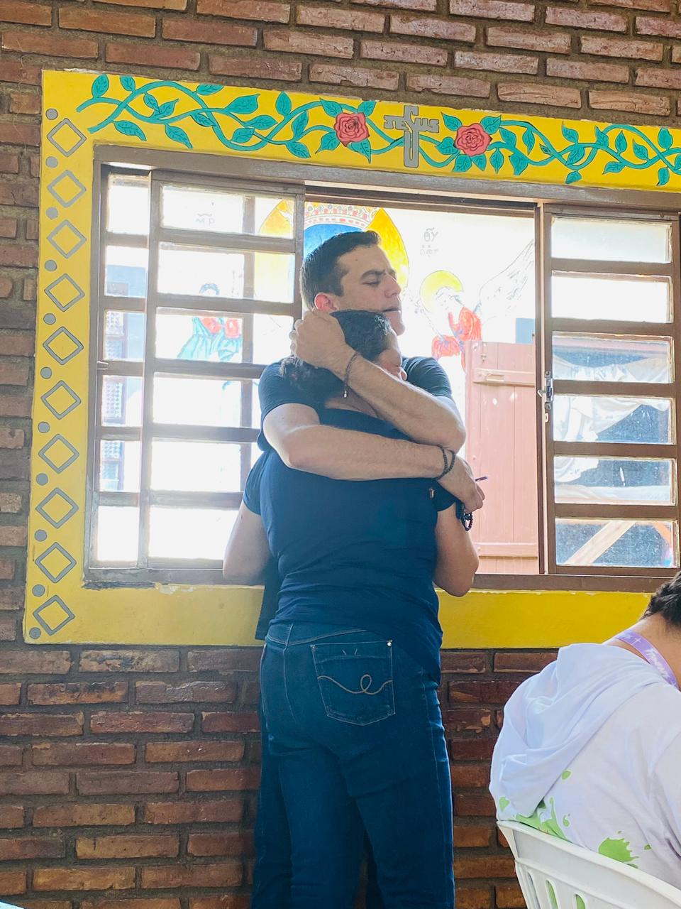 Abraço de reconciliação na capela da Comunidade Neftai