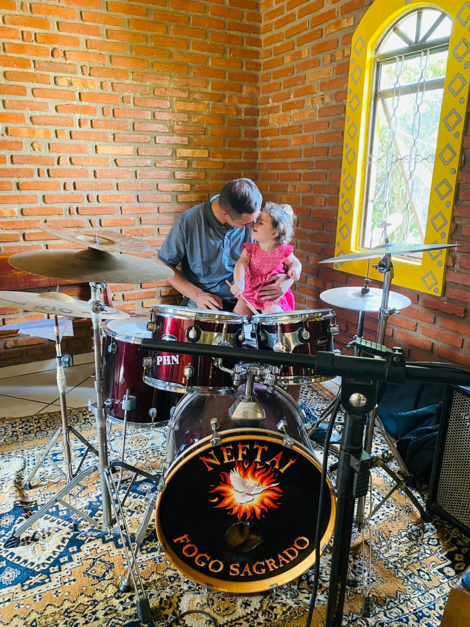 Pai e filha em momento de carinho na Comunidade Neftai